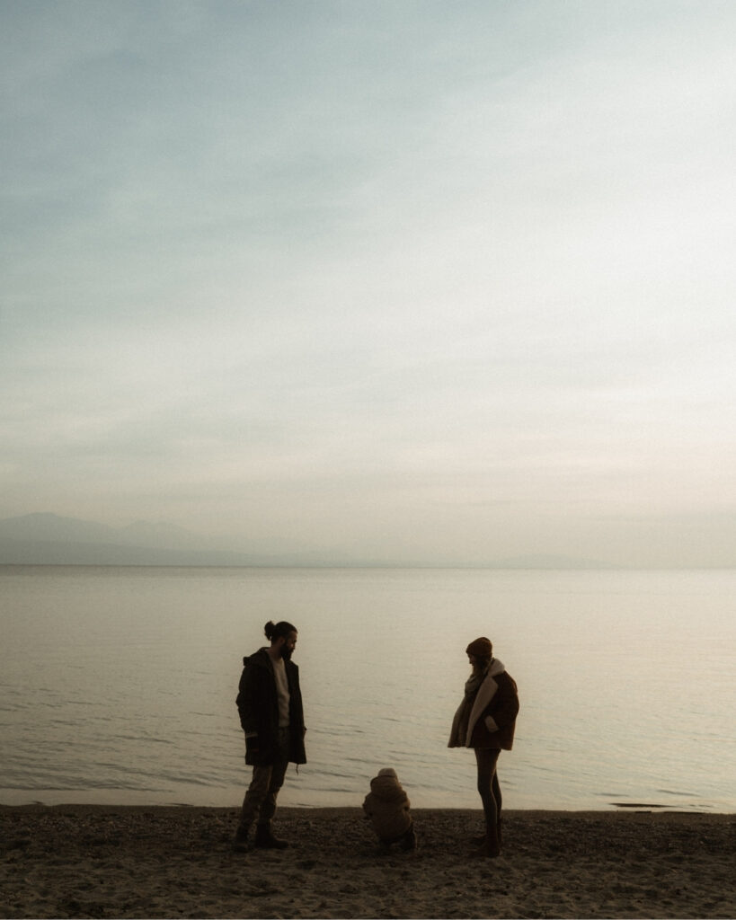 Shooting grossesse en famille au bord du lac