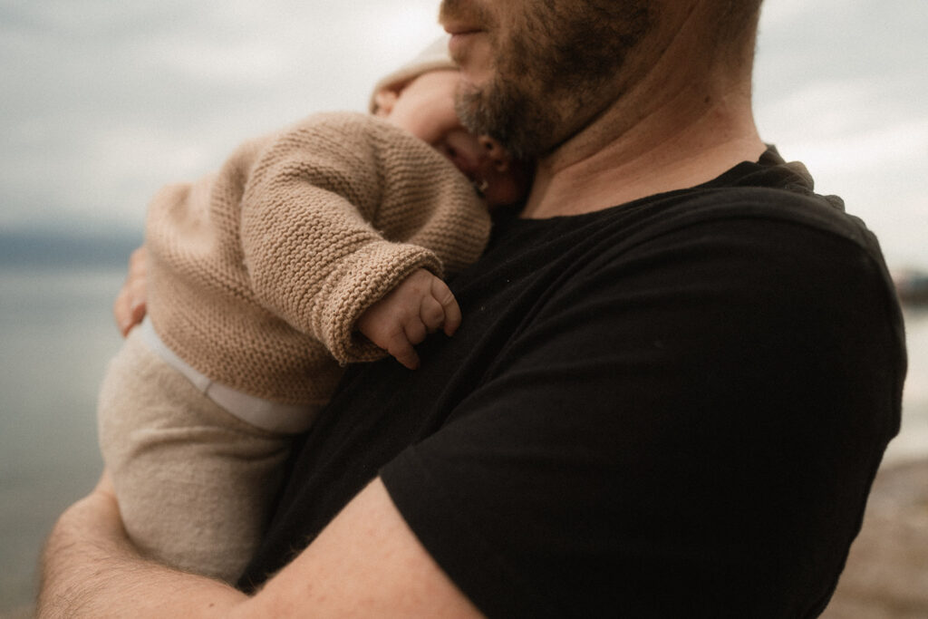 shooting d'un nouveau-né dans les bras de son papa